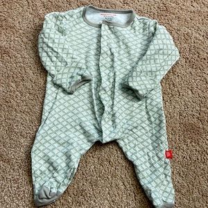 Magnetic baby pjs